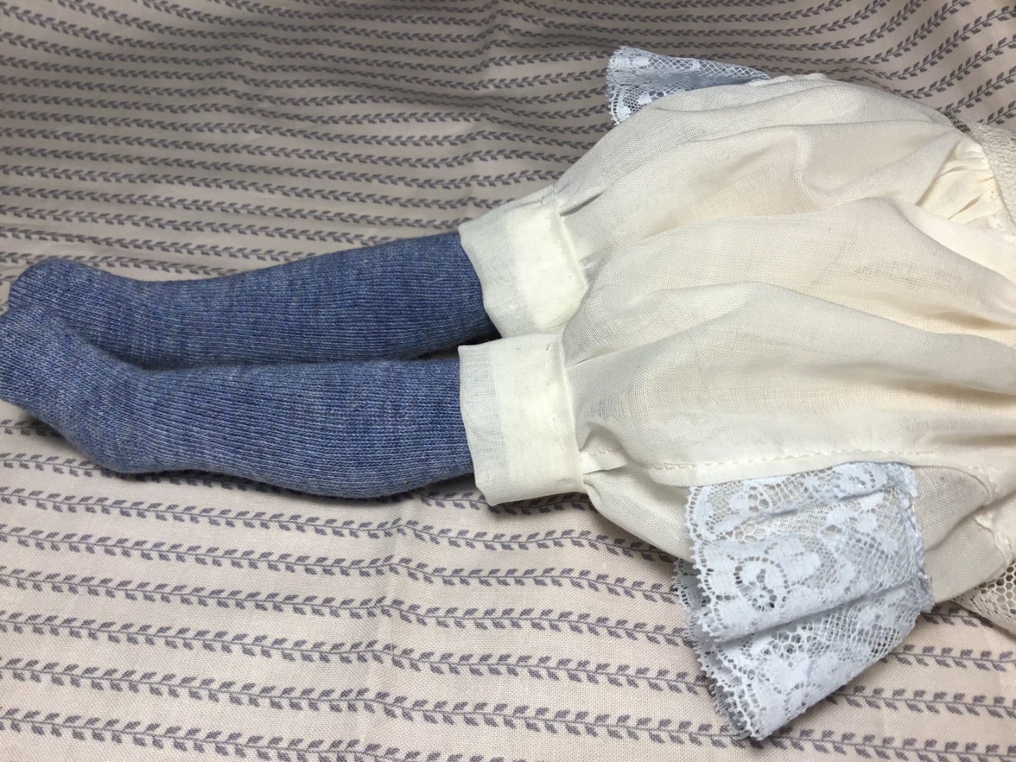 Панталоны для текстильной куклы. Манжеты из косой бейки.